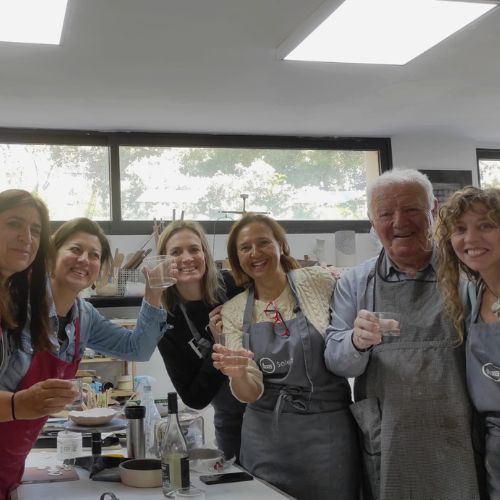 Una familia mostrando sus piezas de cer&aacute;mica en el taller de Olga Pe&ntilde;acoba ceramista